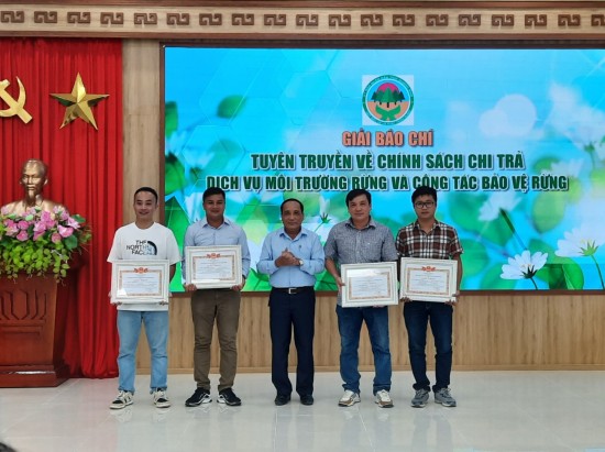Ông: Phạm Phú - Giám đốc Quỹ BV&PTR tặng giấy khen cho các cá nhân đạt giải