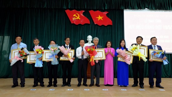 Đ/c Thái Bình- Trao huy hiệu 30 năm tuổi đảng cho các đảng viên