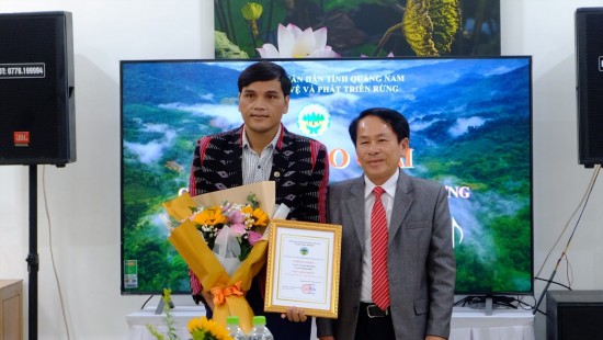 Ban tổ chức trao giải Nhất cuộc thi cho tác giả Pơloong Plênh