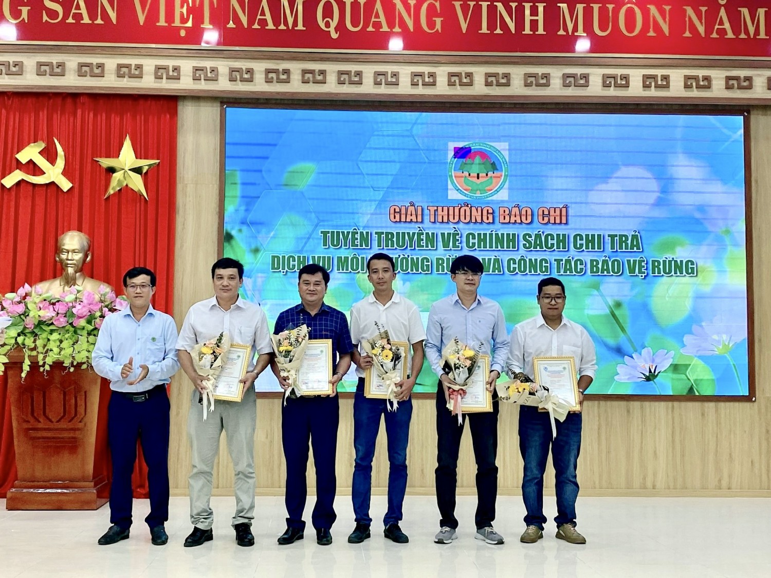 Đại diện Quỹ Bảo vệ và Phát triển rừng tỉnh Quảng Nam trao thưởng cho các cá nhân đạt giải